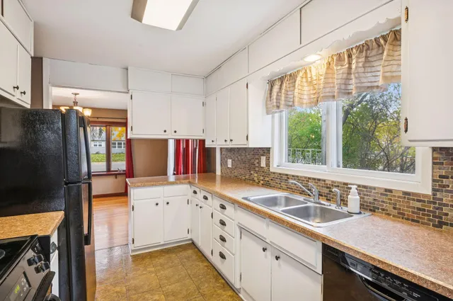 $329,900 | 833 Summit Avenue, St. Paul Park, MN 55071