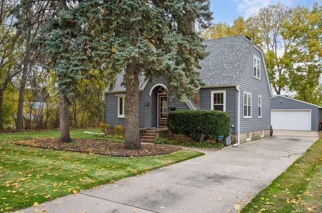 $329,900 | 833 Summit Avenue, St. Paul Park, MN 55071