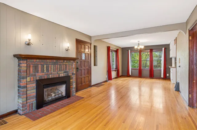 $329,900 | 833 Summit Avenue, St. Paul Park, MN 55071