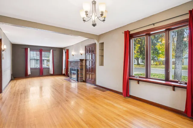 $329,900 | 833 Summit Avenue, St. Paul Park, MN 55071