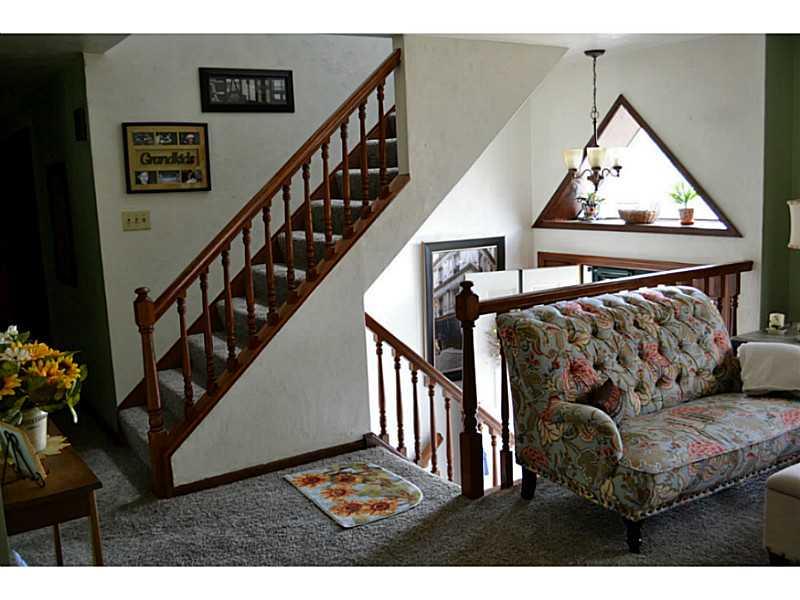 9745 Grosick Road Pittsburgh, PA 15237 - Photo 3 of 25 Living Room.