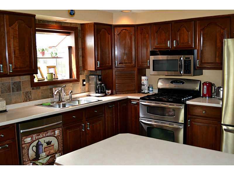 9745 Grosick Road Pittsburgh, PA 15237 - Photo 5 of 25 Kitchen.