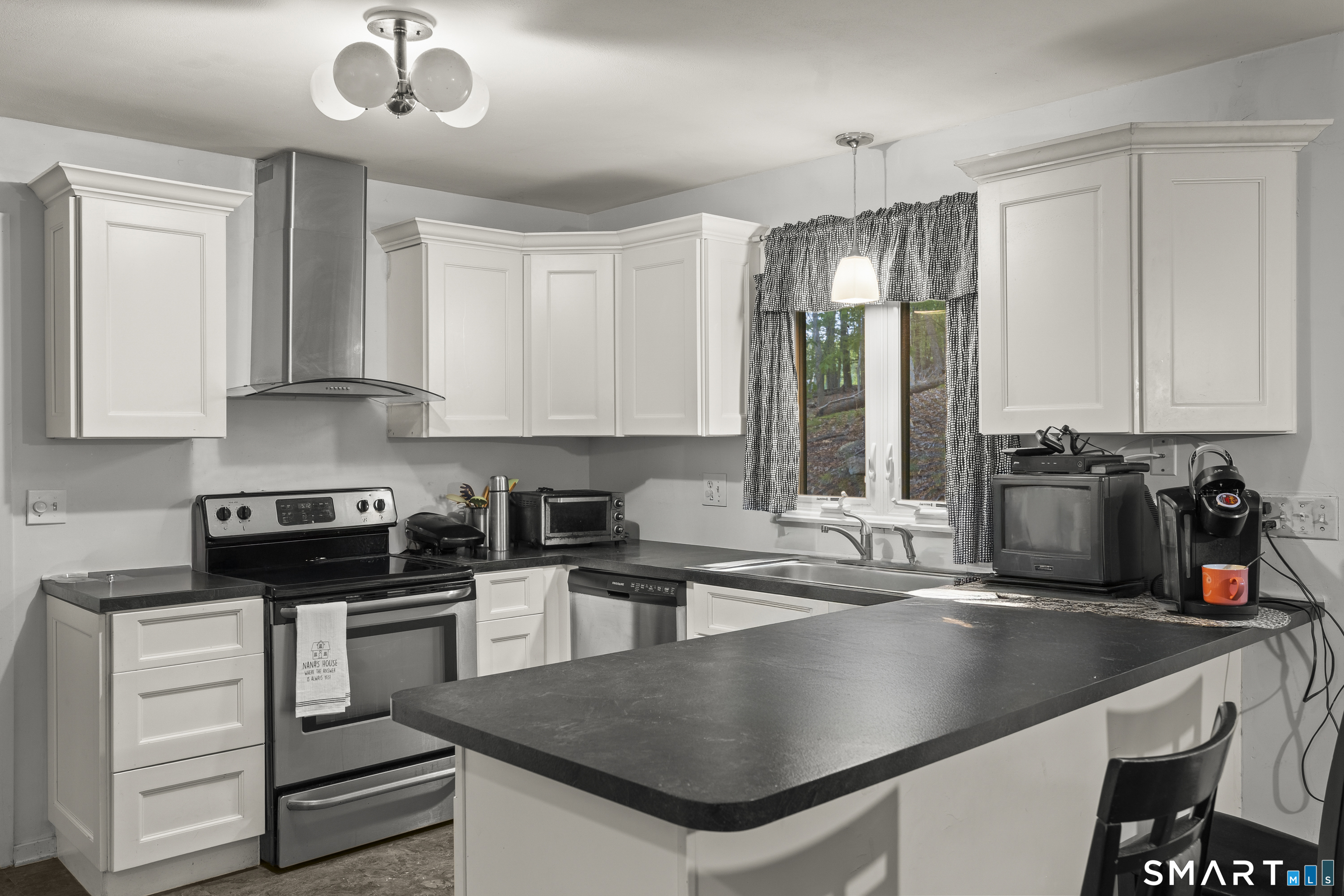 295 Stevenson Road New Haven, CT 06515 - Photo 11 of 36