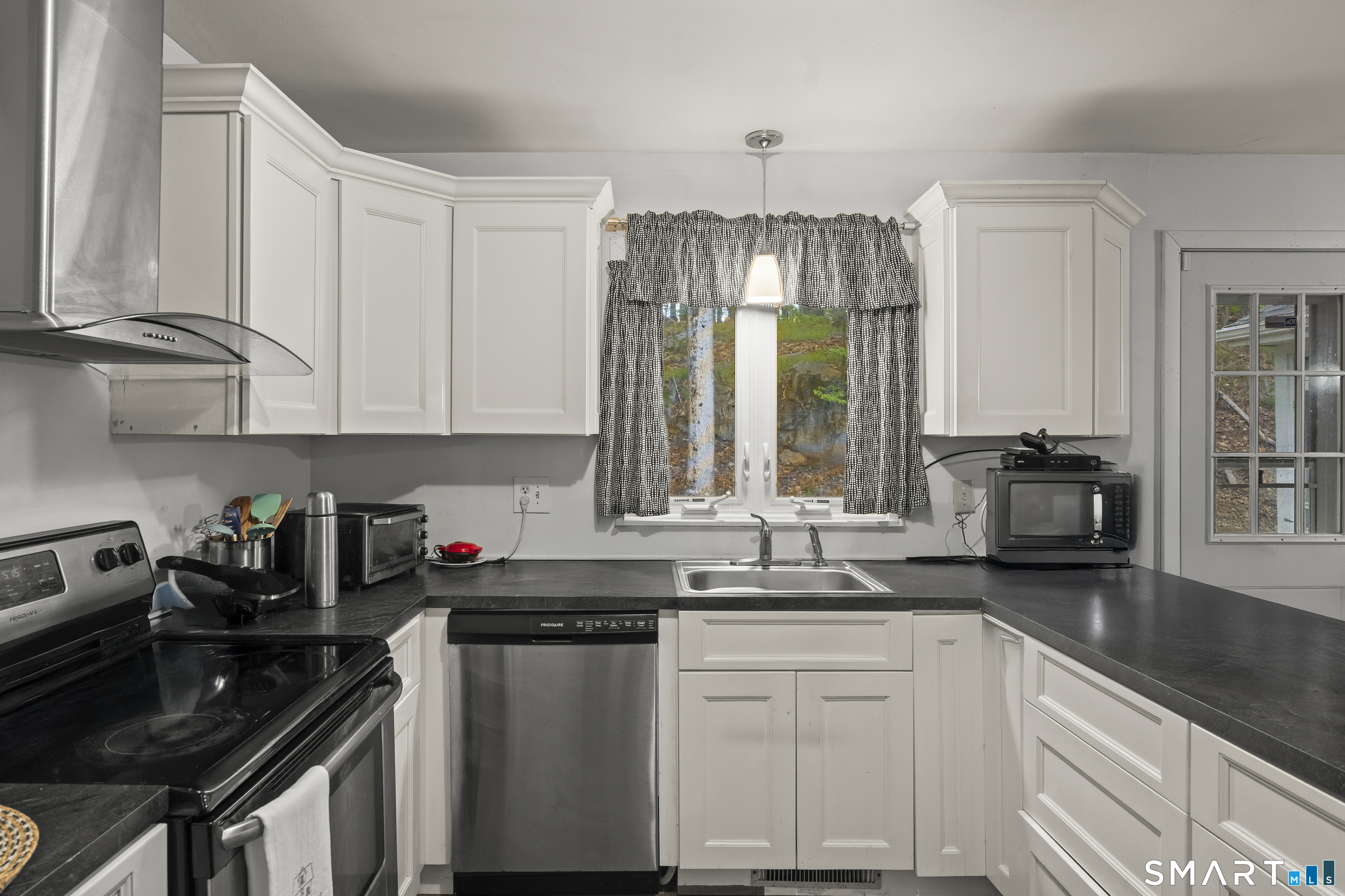 295 Stevenson Road New Haven, CT 06515 - Photo 14 of 36