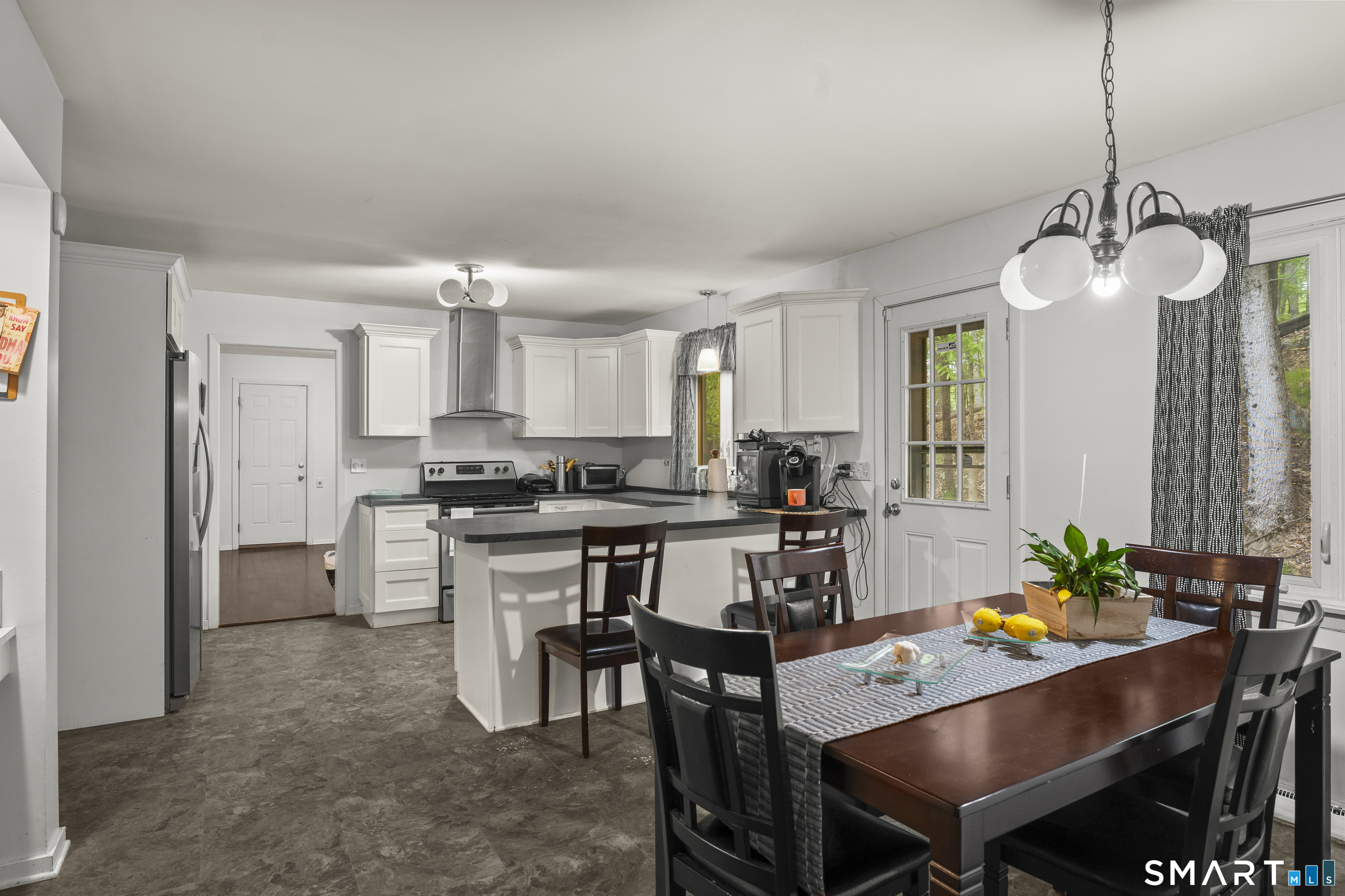 295 Stevenson Road New Haven, CT 06515 - Photo 10 of 36
