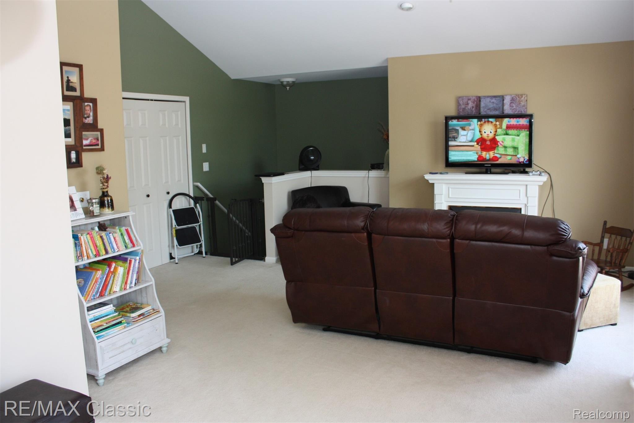 1873 Flagstone Circle Rochester, MI 48307 - Photo 5 of 13 great room.JPG