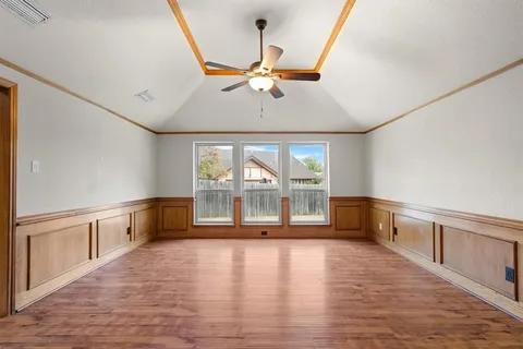 a view of a livingroom with a ceiling fan