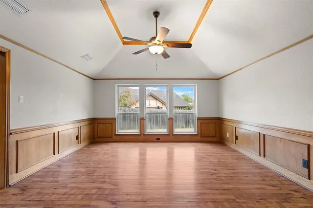 a view of a livingroom with a ceiling fan