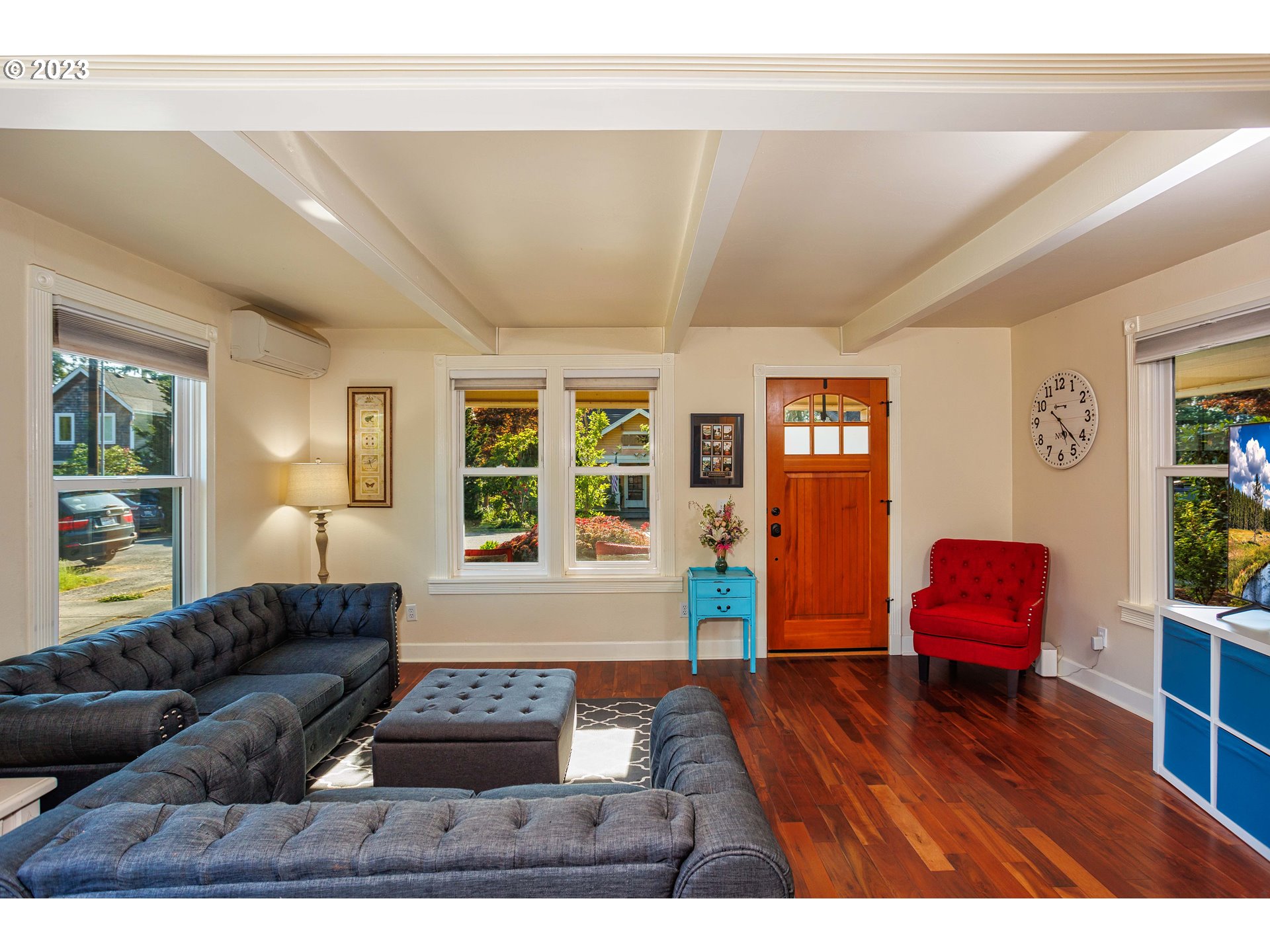 210 South 4th Avenue Ridgefield, WA 98642 - Photo 7 of 31 a living room with furniture and a window
