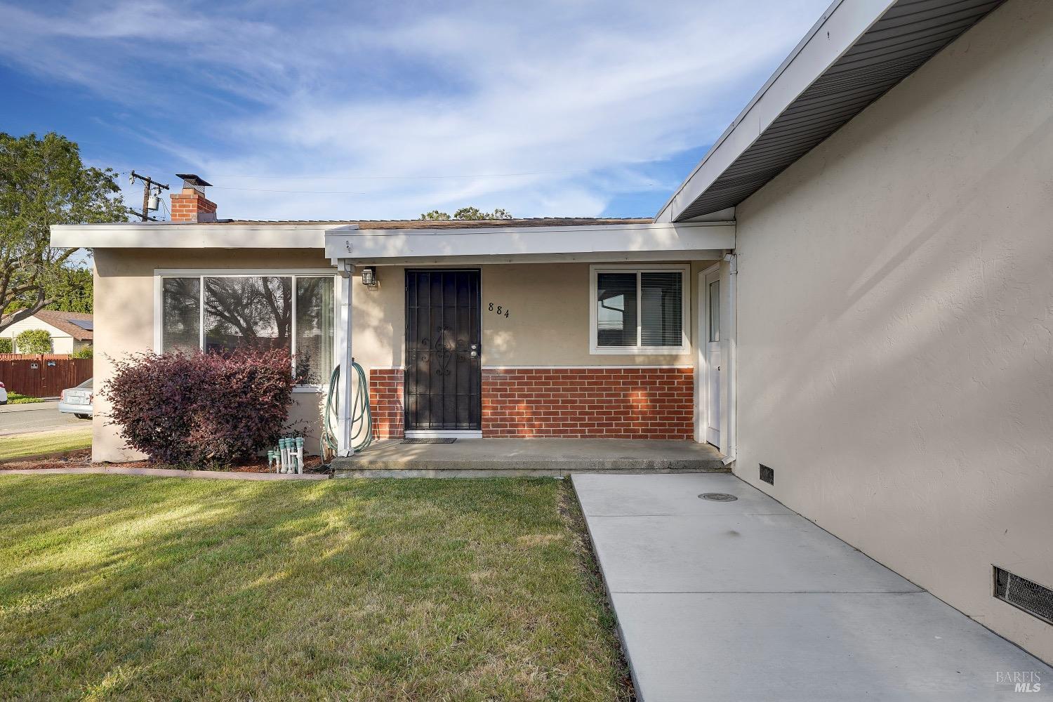 a view of a house with backyard and porch