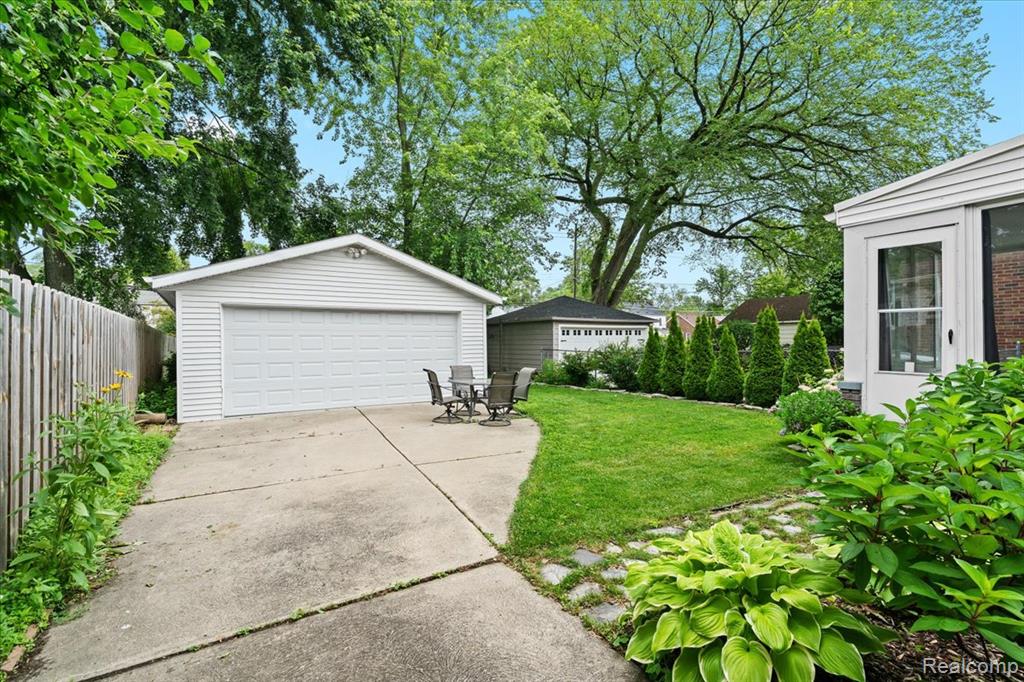 1624 Hampton Road Grosse Pointe Woods, MI 48236 - Photo 23 of 38