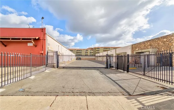 a view of a terrace with sky view