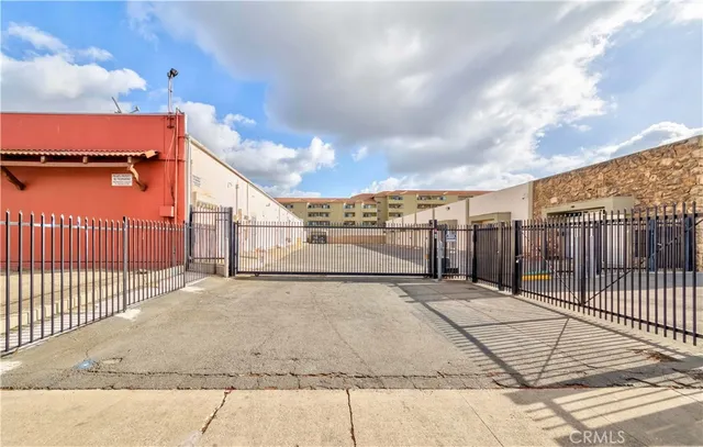 a view of a terrace with sky view