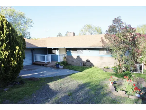 $379,900 | 212 South Water Street, Weston, OR 97886