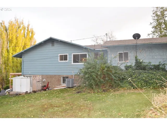 a view of a house with a backyard
