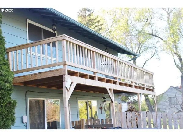 $379,900 | 212 South Water Street, Weston, OR 97886