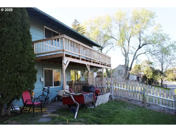 $379,900 | 212 South Water Street, Weston, OR 97886