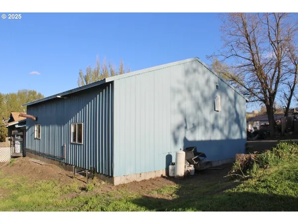 $379,900 | 212 South Water Street, Weston, OR 97886