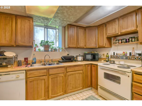 $379,900 | 212 South Water Street, Weston, OR 97886