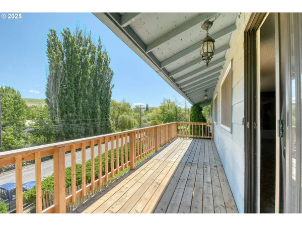 $379,900 | 212 South Water Street, Weston, OR 97886