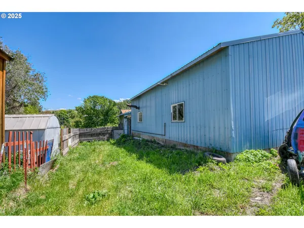 $379,900 | 212 South Water Street, Weston, OR 97886