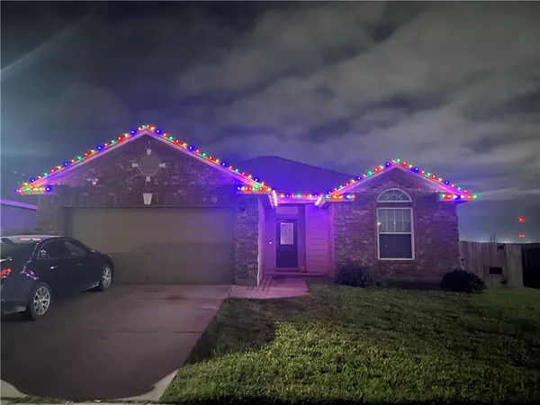 a front view of a house with yard and a yard
