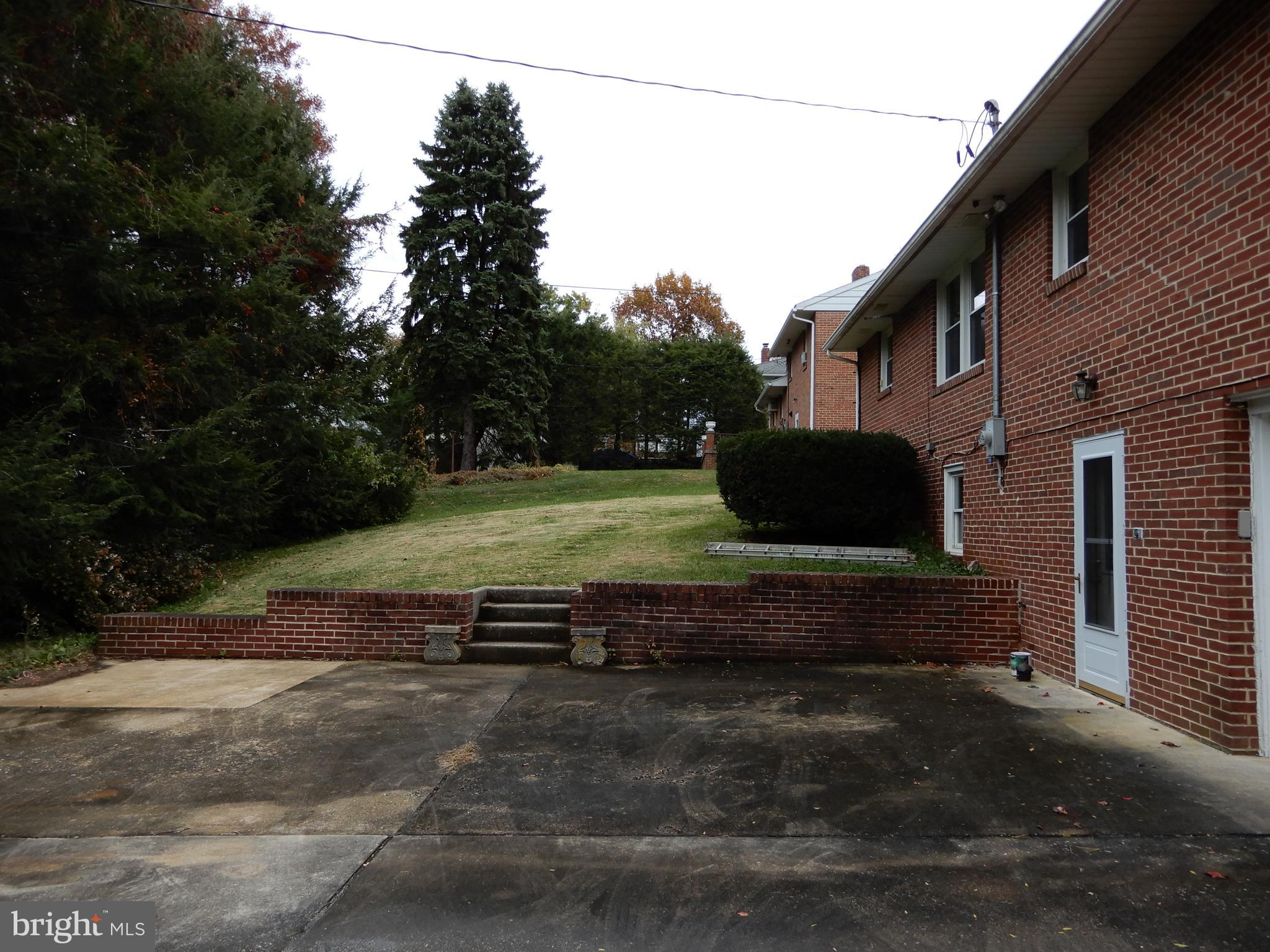 733 Clearmount Road York, PA 17403 - Photo 3 of 18 Backyard