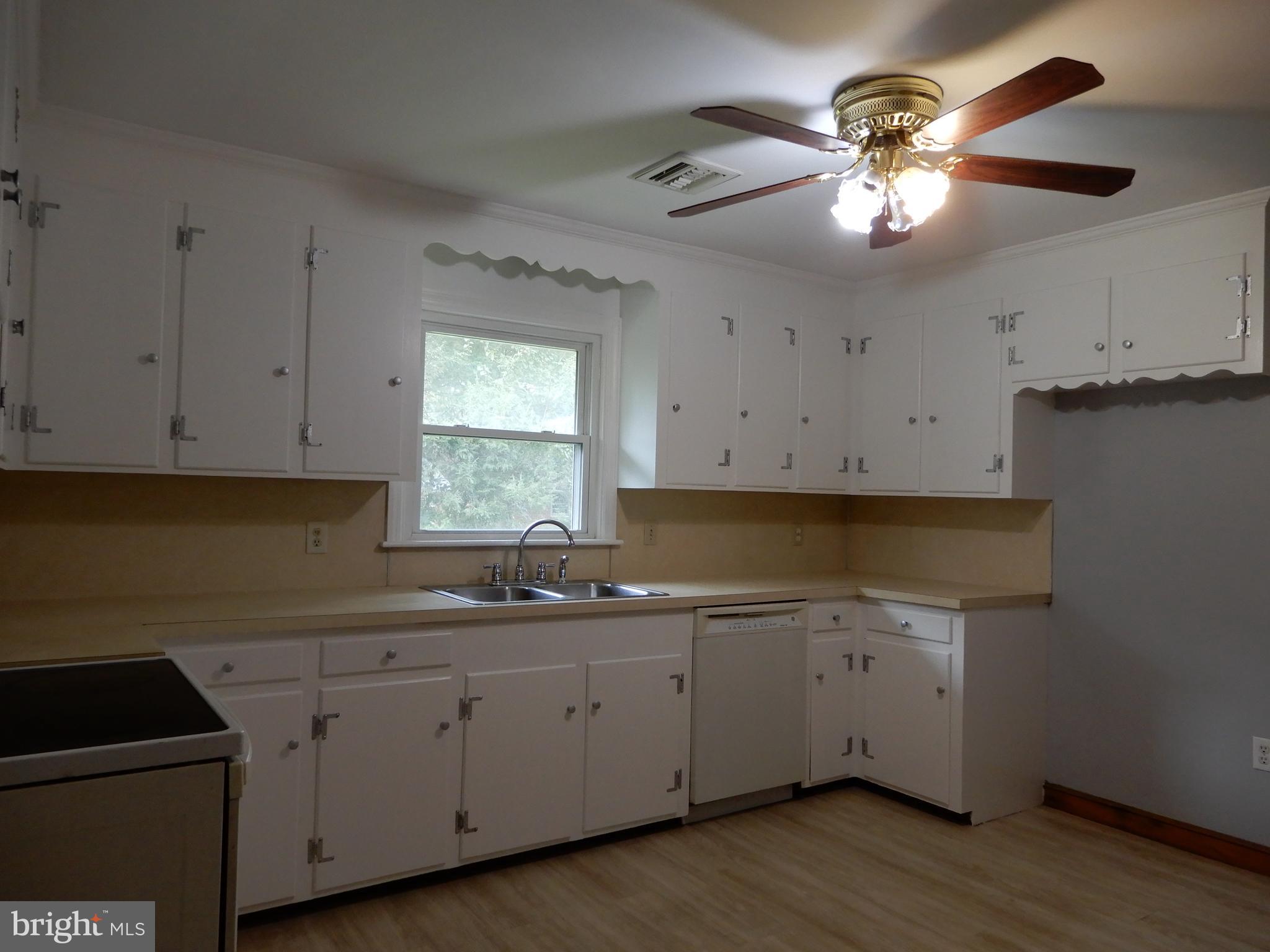 733 Clearmount Road York, PA 17403 - Photo 7 of 18 Eat-in-Kitchen - stove & dishwasher - Laminate Fl