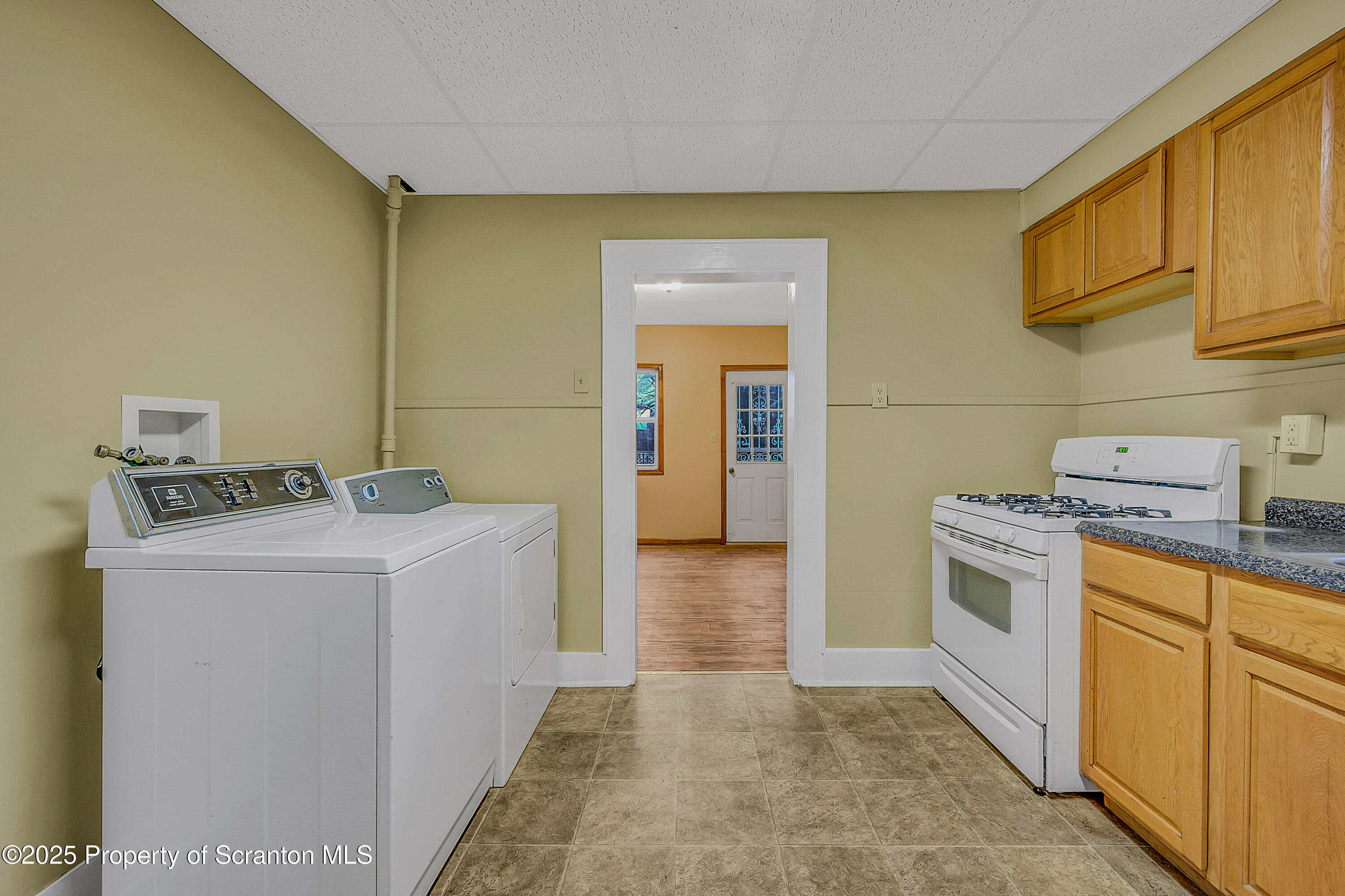 924 Snyder Avenue Scranton, PA 18504 - Photo 12 of 28 a utility room with dryer and washer