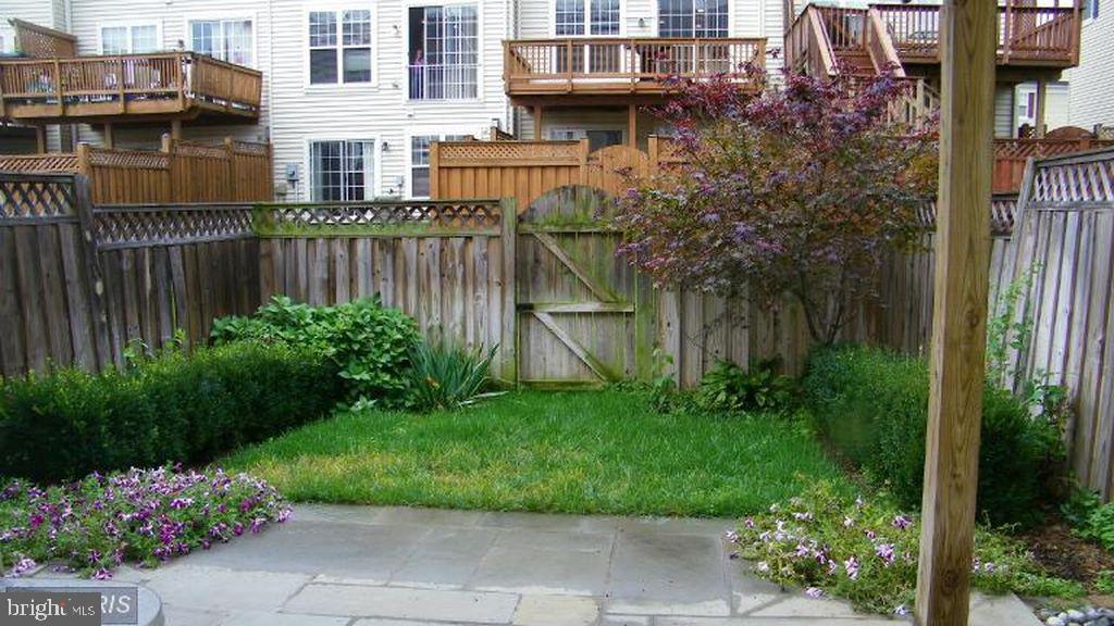 43265 Sunderleigh Square Broadlands, VA 20148 - Photo 5 of 27 a backyard of a house with lots of green space