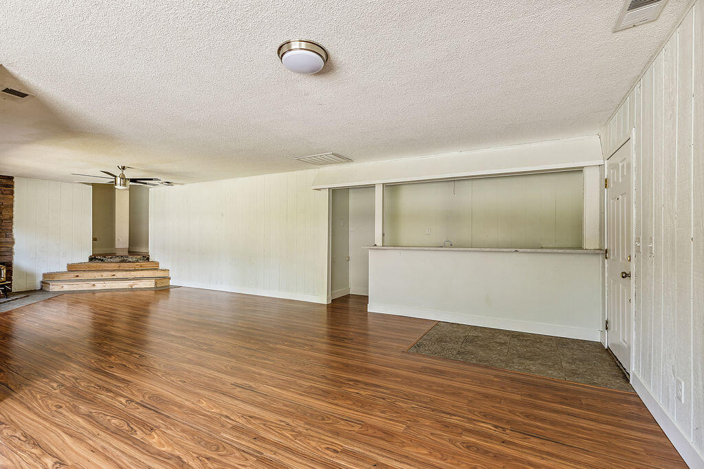 2036 Pleasant Creek Road Rogue River, OR 97537 - Photo 13 of 39 Living Room & Wet Bar