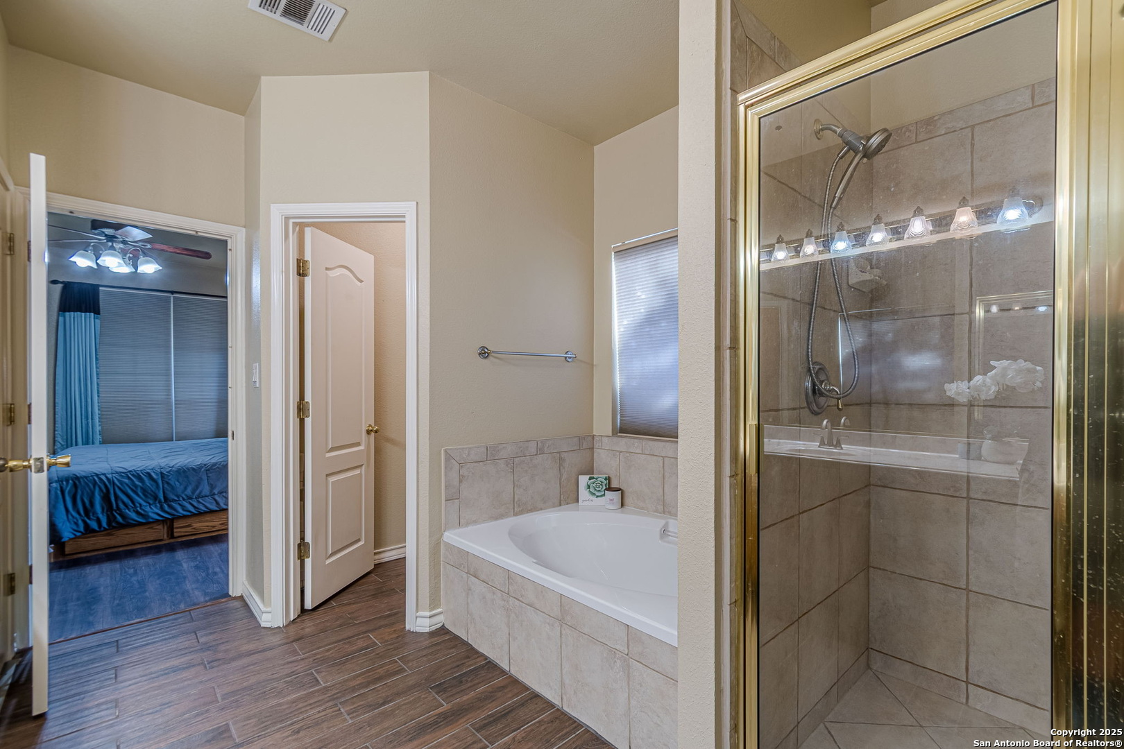 249 Lakeridge Loop Lakehills, TX 78063 - Photo 21 of 50 a bathroom with a tub and shower