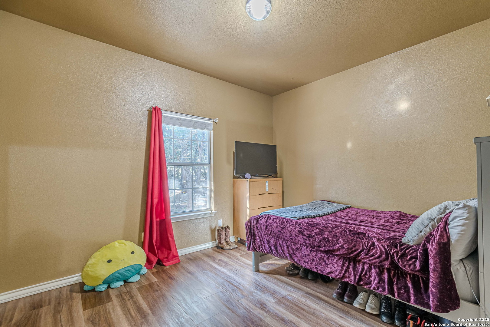249 Lakeridge Loop Lakehills, TX 78063 - Photo 25 of 50 a bedroom with a bed and a chair