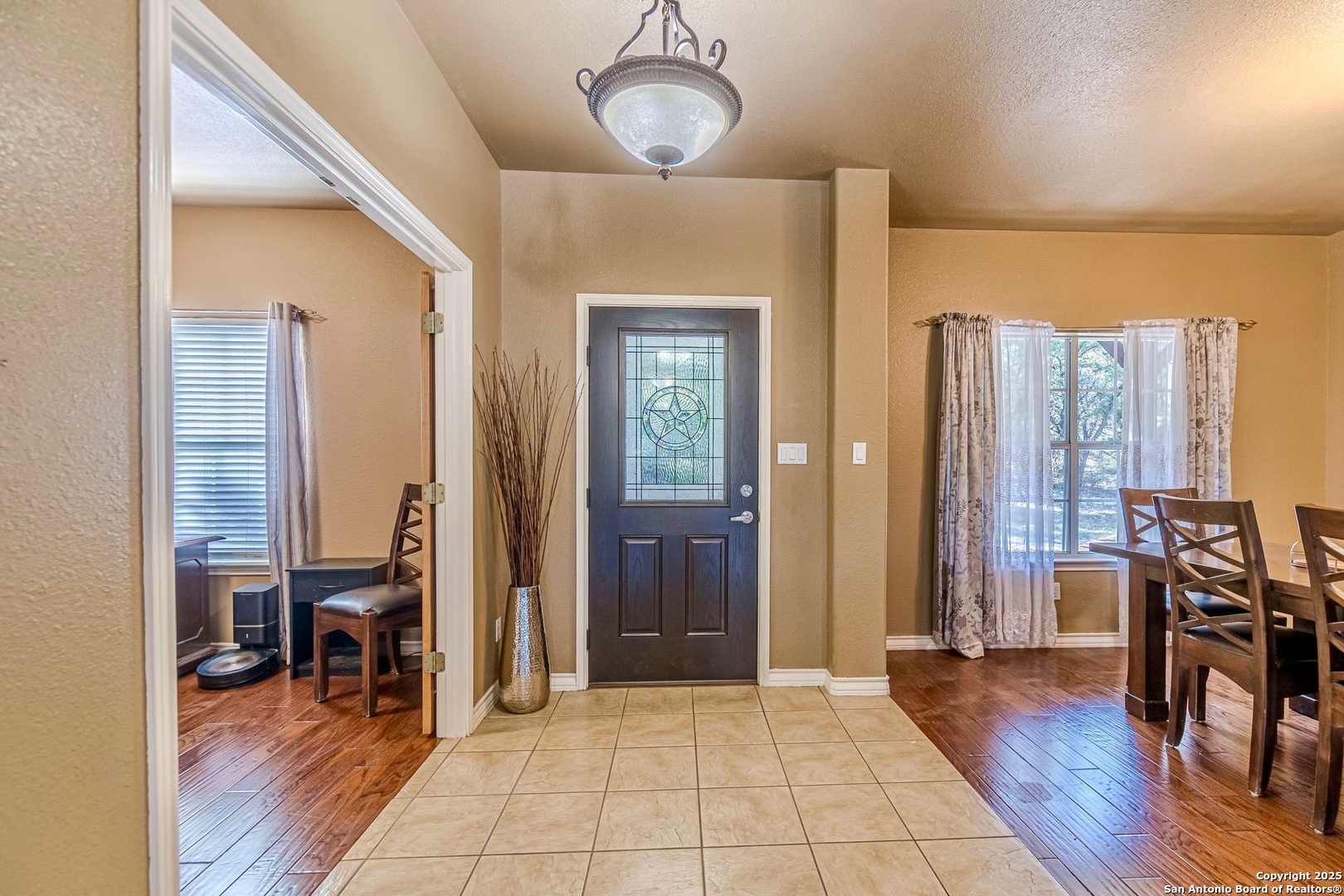 249 Lakeridge Loop Lakehills, TX 78063 - Photo 4 of 50 a view of a livingroom with furniture and hardwood floor