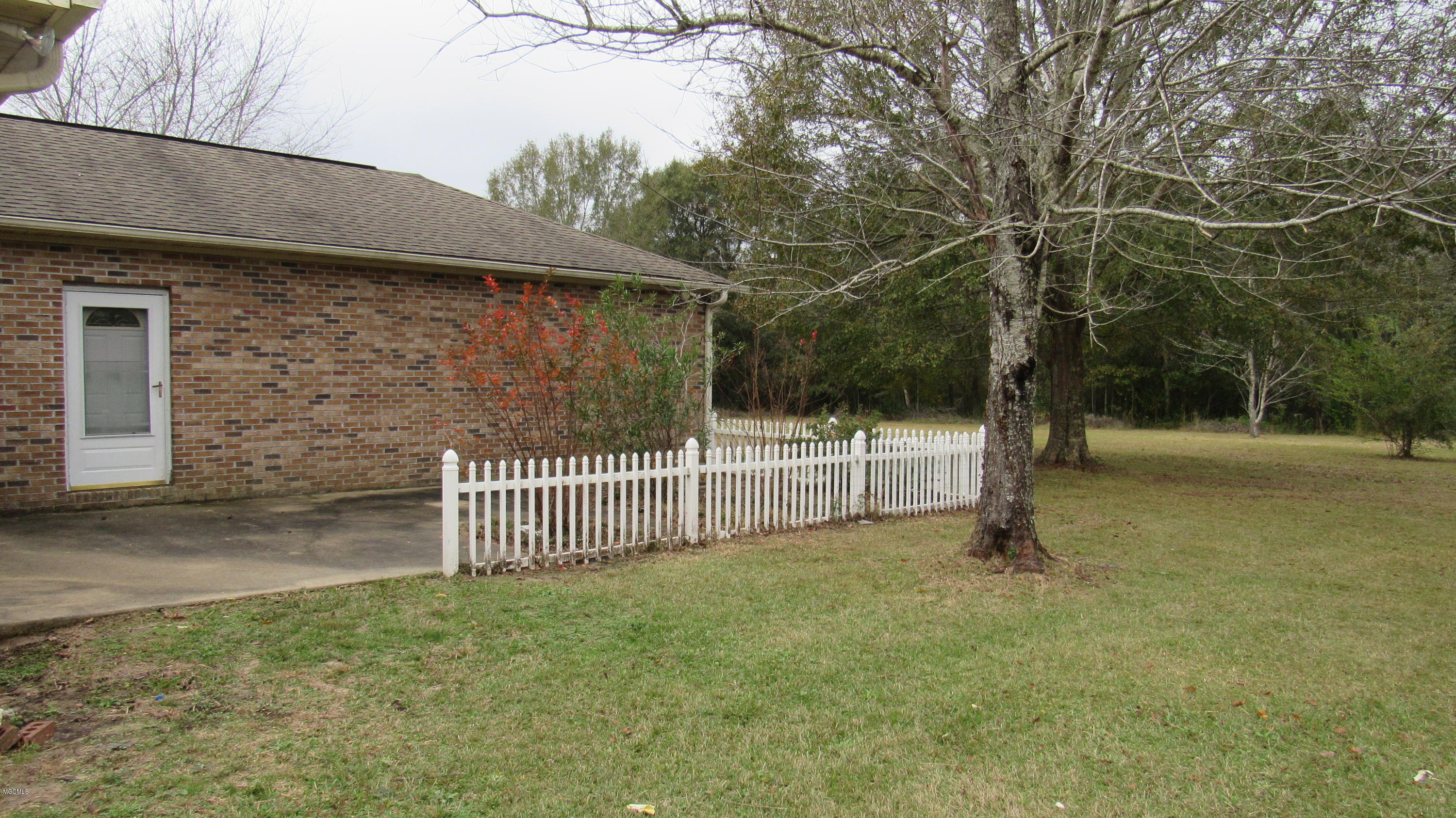 16283 Robinson Road Gulfport, MS 39503 - Photo 4 of 38 SIDE YARD