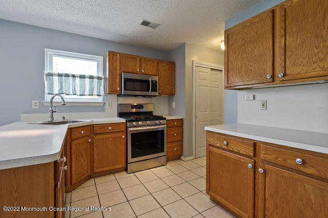 4 Acadia Lane Howell, NJ 07731 - Photo 10 of 36 09Kitchen