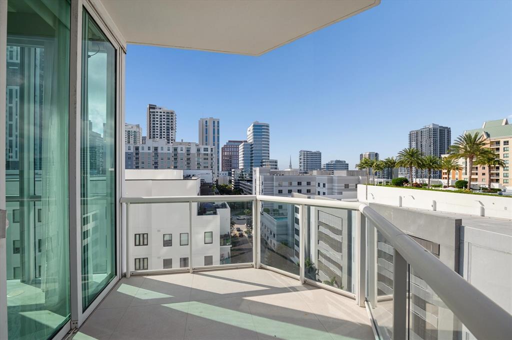 111 Southeast 8th Avenue, Unit 1005 Fort Lauderdale, FL 33301 - Photo 14 of 18 a balcony with city view