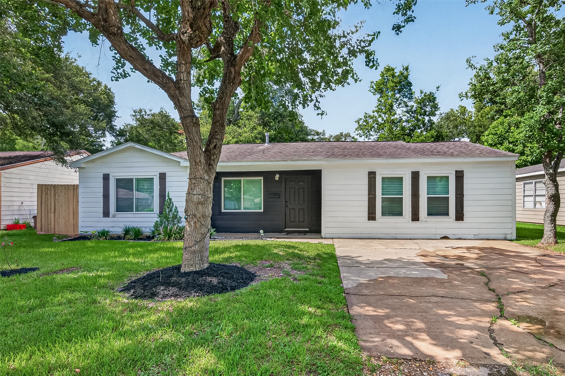 214 East Foley Street Alvin, TX 77511 - Photo 1 of 14