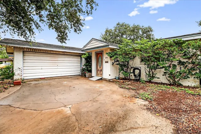 $1,800 | 2114 Colorado Street, Kingsville, TX 78363