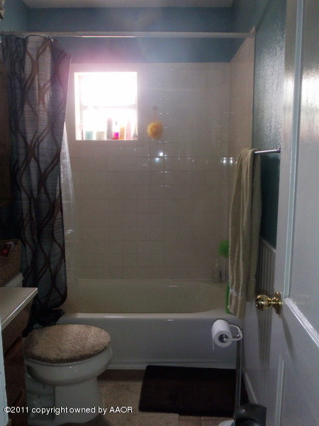 4621 South Bonham Street Amarillo, TX 79110 - Photo 8 of 9 BATH