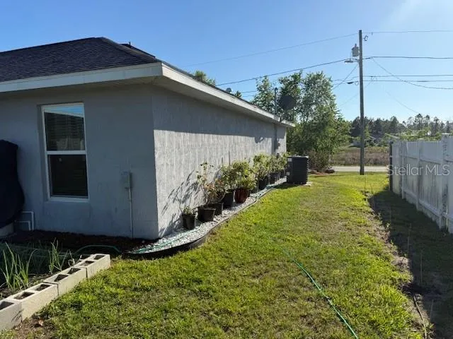 a view of back yard of the house