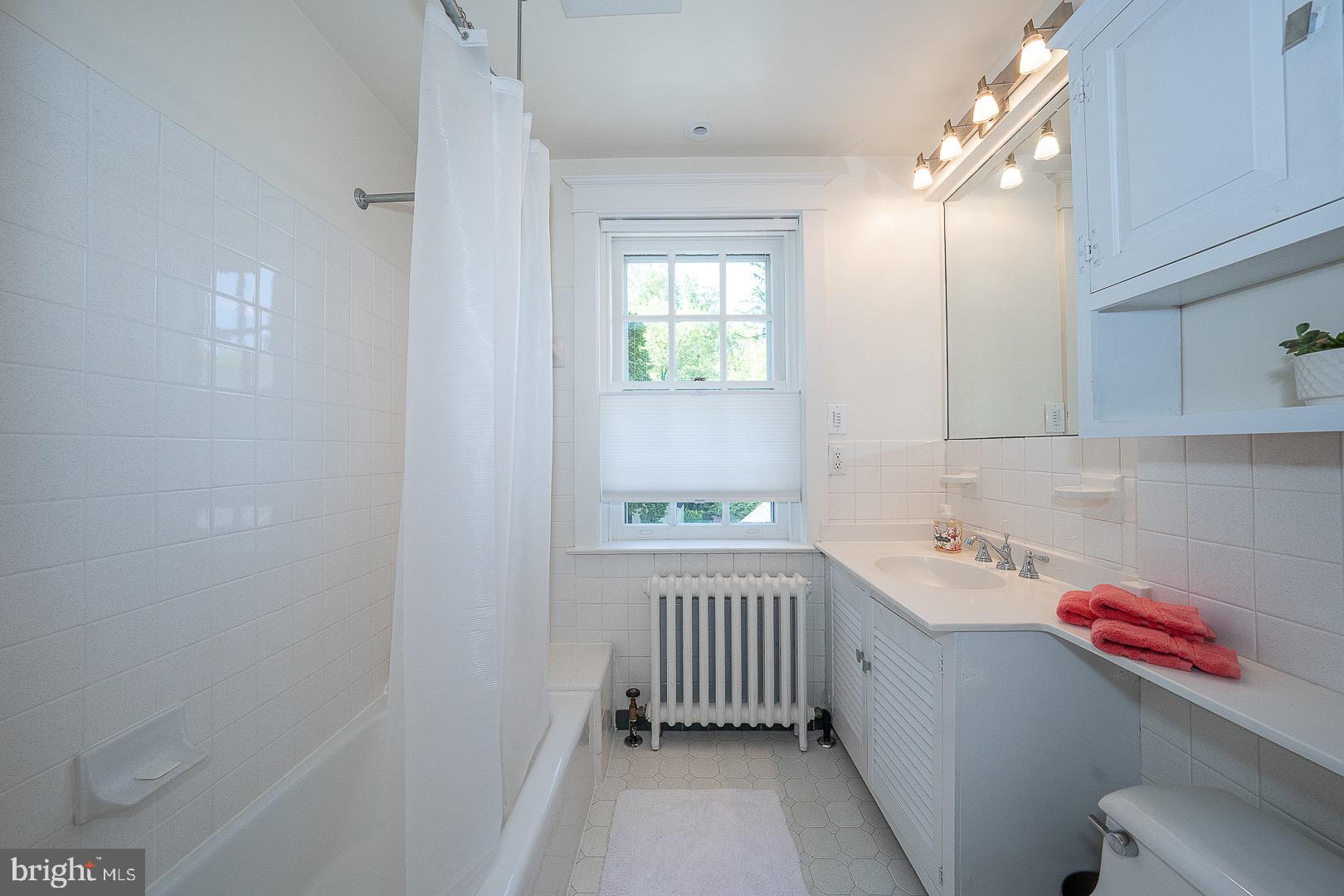 312 Windsor Avenue Wayne, PA 19087 - Photo 23 of 34 Primary Bathroom with tub/shower