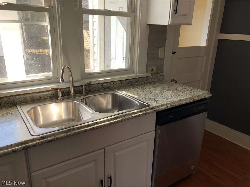 3270 Altamont Road Cleveland, OH 44118 - Photo 3 of 34