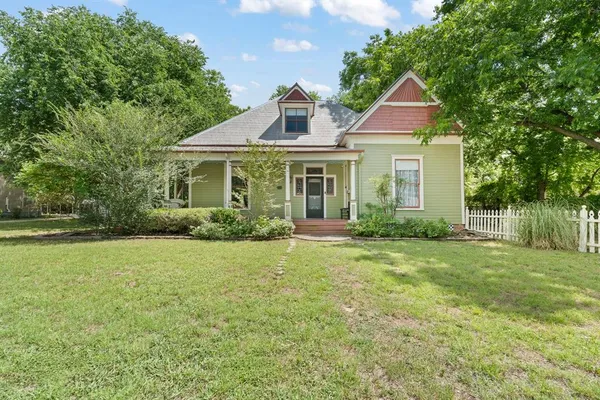 $250,000 | 320 East Franklin Street, Hillsboro, TX 76645