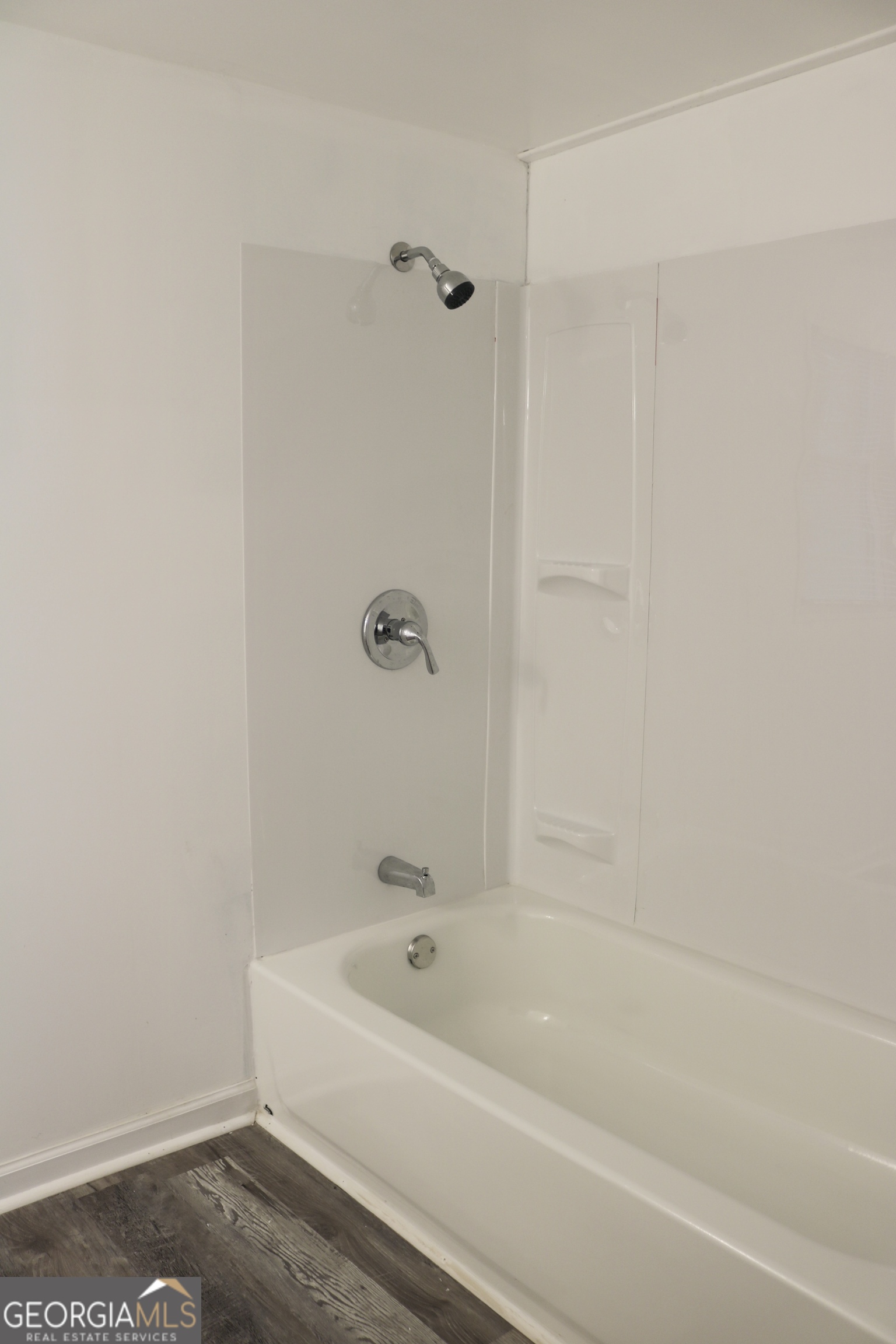 135 Chase Road LaGrange, GA 30241 - Photo 15 of 20 a bathroom with a bathtub