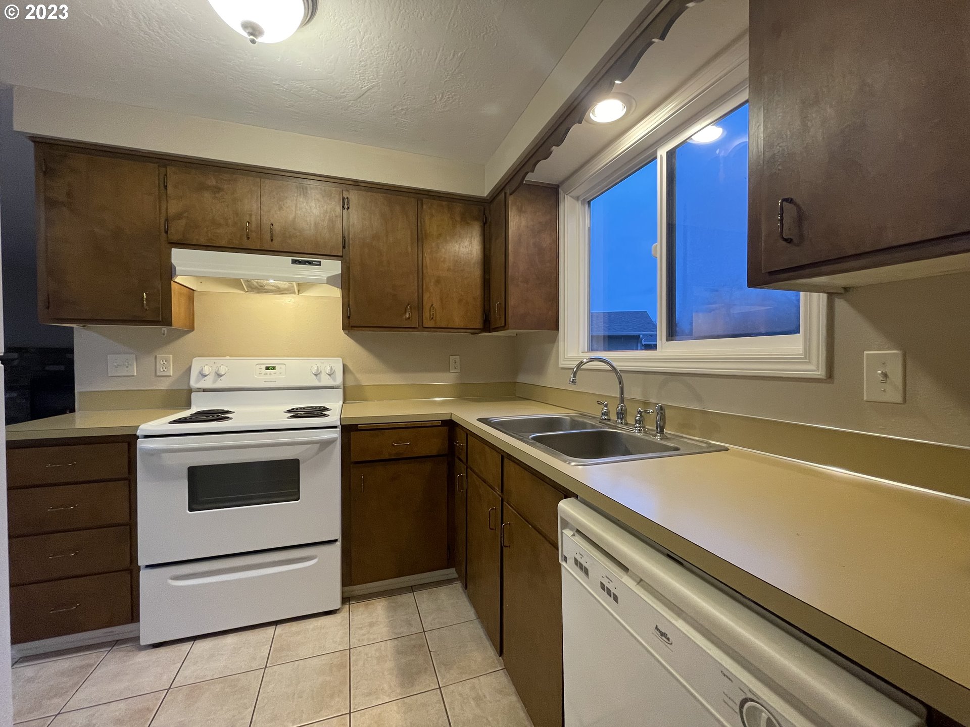 605 Northridge Avenue Springfield, OR 97477 - Photo 11 of 26 Kitchen