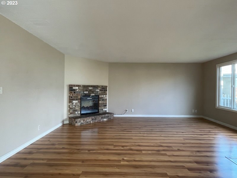 605 Northridge Avenue Springfield, OR 97477 - Photo 6 of 26 Living Room
