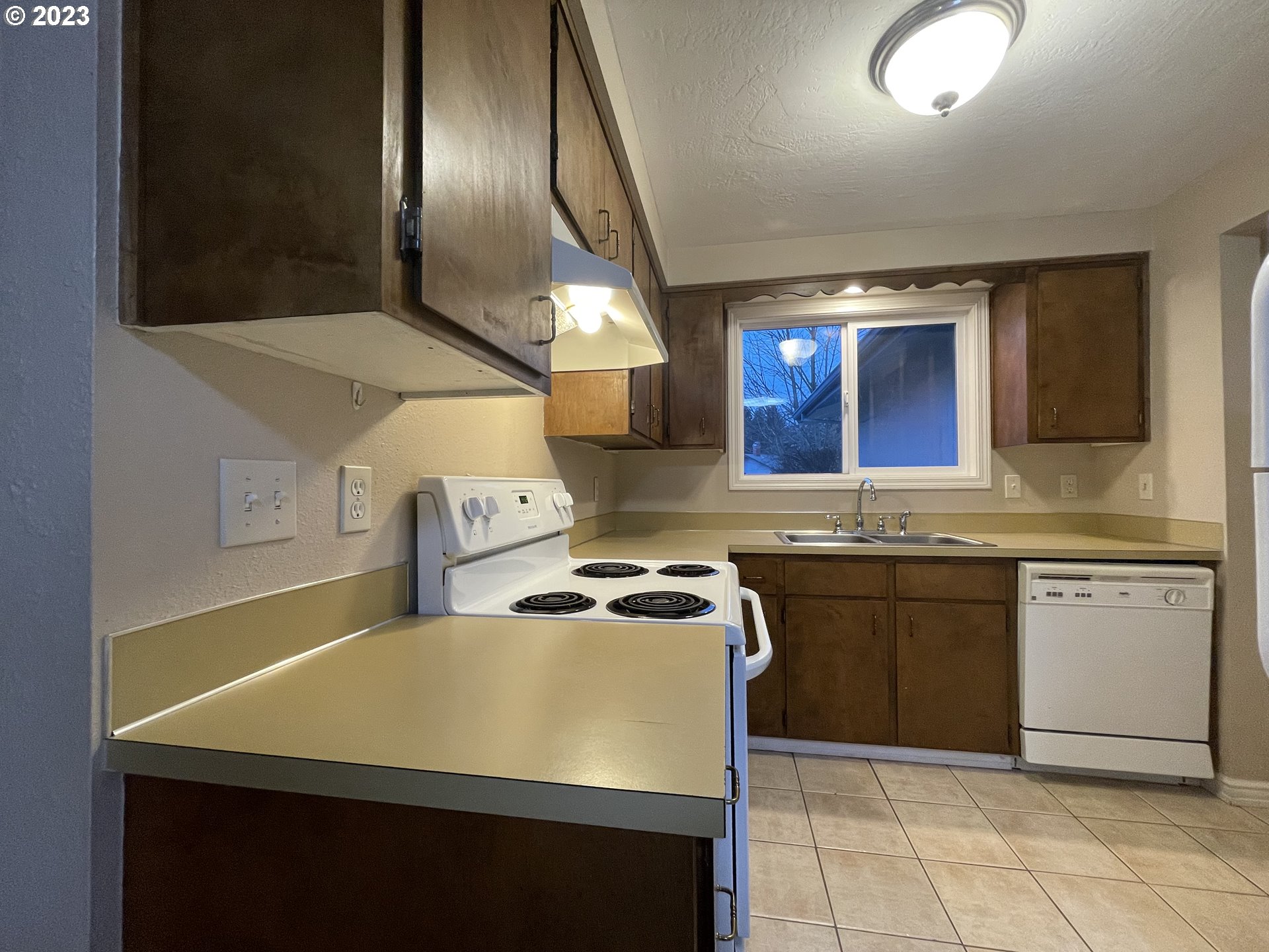 605 Northridge Avenue Springfield, OR 97477 - Photo 10 of 26 Kitchen