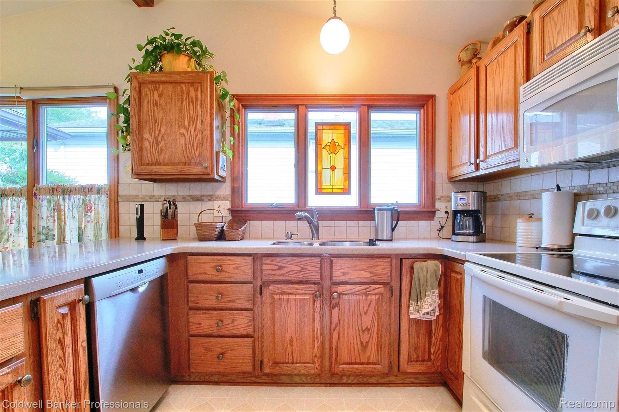 42047 Hanford Road Canton, MI 48187 - Photo 11 of 33 Kitchen view #2