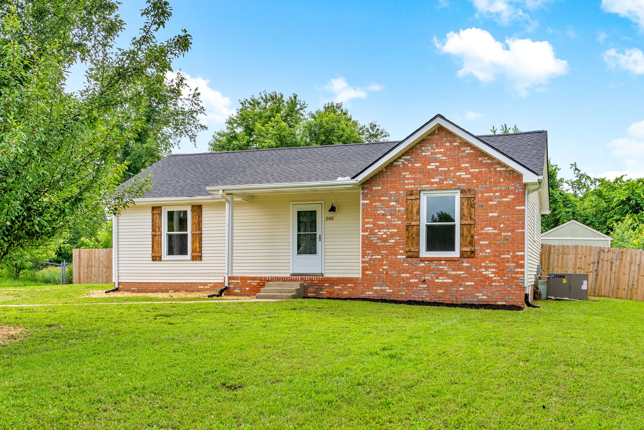242 Quail Ridge Road Clarksville, TN 37042 - Photo 1 of 27 Gallery Image 1